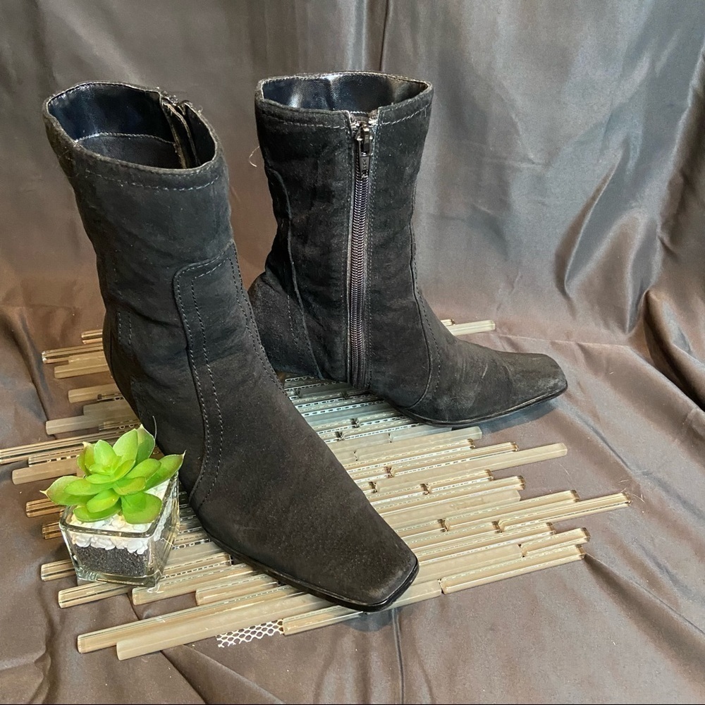 ❄️Cute  Black Suede Boots 💕 - Picture 9 of 15